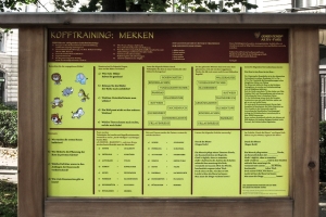 Tafel mit Gedächtnistraining im Generationen-Aktiv-Park Wien Rossau
