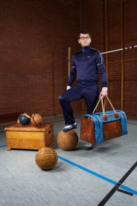 Modell „Sportlehrer XL“ von Zirkeltraining – Tasche aus altem Turngeräte-Leder und Turnmatten-Stoff