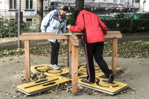 Seniorinnen testen die Station "Kugelspiel" im Generationen-Aktiv-Park Wien Rossau