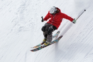 Freeride Skifahrer bei Landung im Schnee
