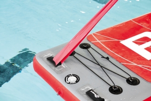 am schwimmenden Workout-Brett von Beco kann auch ein Theraband oder Tube ins Training integriert werden