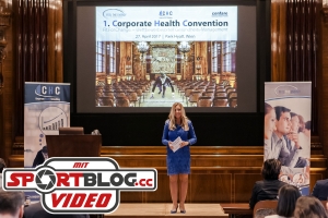 Moderatorin Ina Sabitzer eröffnet die Corporate Health Convention 2017 in Wien