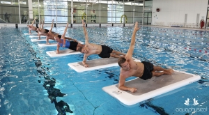 Teilnehmer einer Floatfit-Stunde absolvieren die Übung "Sideplank"