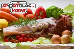 Fleischknochen und verschiedene Gemüse in Nahaufnahem