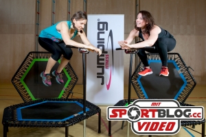 Bernadette Hörner und Barbara Tryfoniuk in einem Jumping Fitness Trampolin Kurs