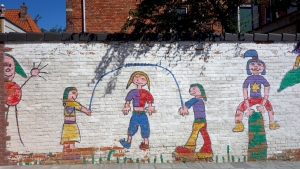 Mauer-Malerei mit seilspringenden Kindern