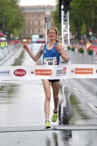 Medizinerin Andrea Mayr beim Zieleinlauf des Vienna City Marathons 2017