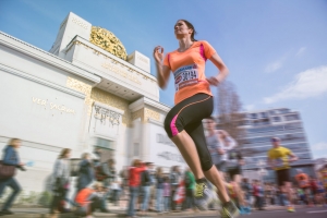 Läuferin beim Vienna City Marathon vor der Wiener Secession