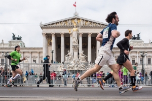 Läufer passieren beim Vienna City Marathon 2016 das Parlament in Wien
