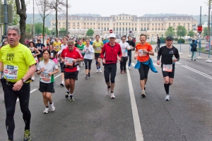 Läufer passieren beim Vienna City Marathon das Schloss Schönbrunn in Wien