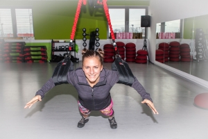 Fitnessbloggerin Bernadette Hörner bei einer Brustmuskel-Übung mit dem 4D Pro Bungee-Fitness-Schlingentrainer. Ort: Bodyzone Deutsch Wagram bei Wien.