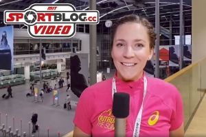 Sportjournalistin Bernadette Hörner beim moderieren in der Eingangshalle der Messe München, ISPO 2018