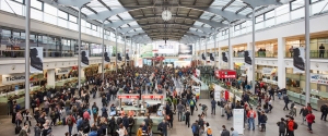 Besuchermassen in der Eingangshalle der ISPO 2018 in der Messe München