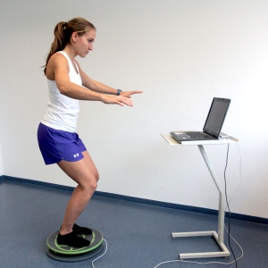Sportlerin beim Test auf elektronischer Stabilisations-PLatte in der innsbrucker Praxis Gelenkpunkt