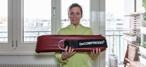 Fitnessbloggerin Bernadette Hörner zeigt den Dekompressions-Gurt in einer dickeren XL-Version
