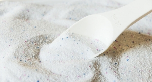 Dosierung von handelsüblichem Waschpulver: Oft wird zu viel genommen, was Allergien und Hautreaktionen verstärkt