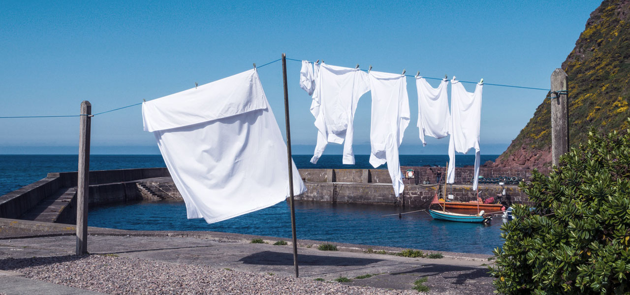 Weiße Wäsche auf Wäscheleine im Hafen