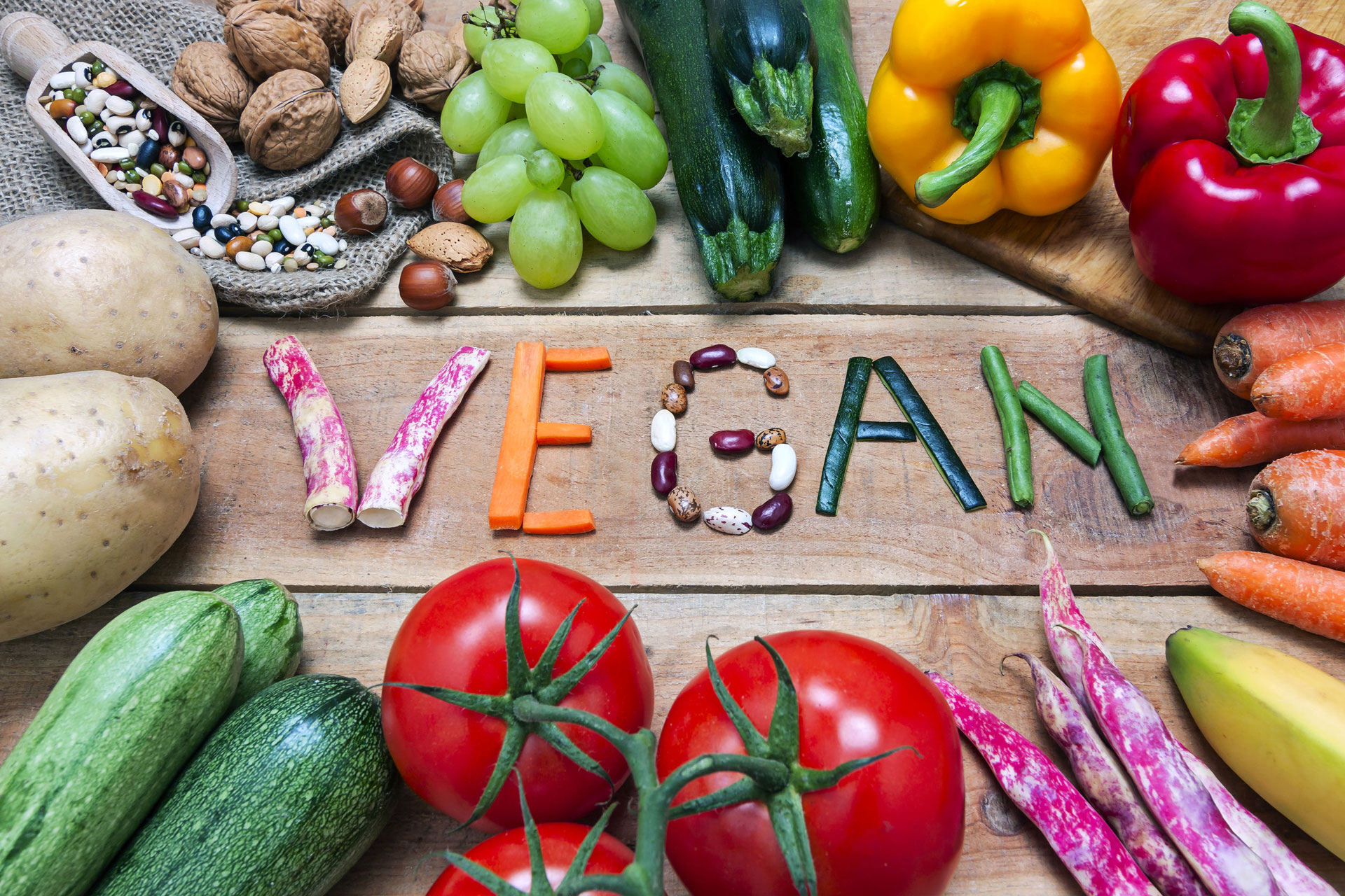 Vegan-Schriftzug aus Gemüse