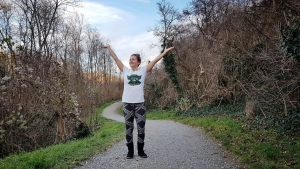 Fitness Expertin Bernadette Hörner im T-Shirt bei Winterwetter (Erholungsgebiet Wien Simmering)