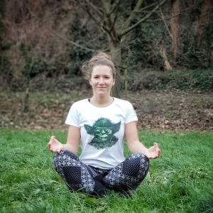 Fitness Trainerin Bernadette Hörner beim winterlichen Outdoor-Yoga im Schneidersitz