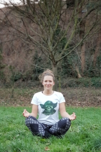 Fitness Trainerin Bernadette Hörner beim winterlichen Outdoor-Yoga im Schneidersitz