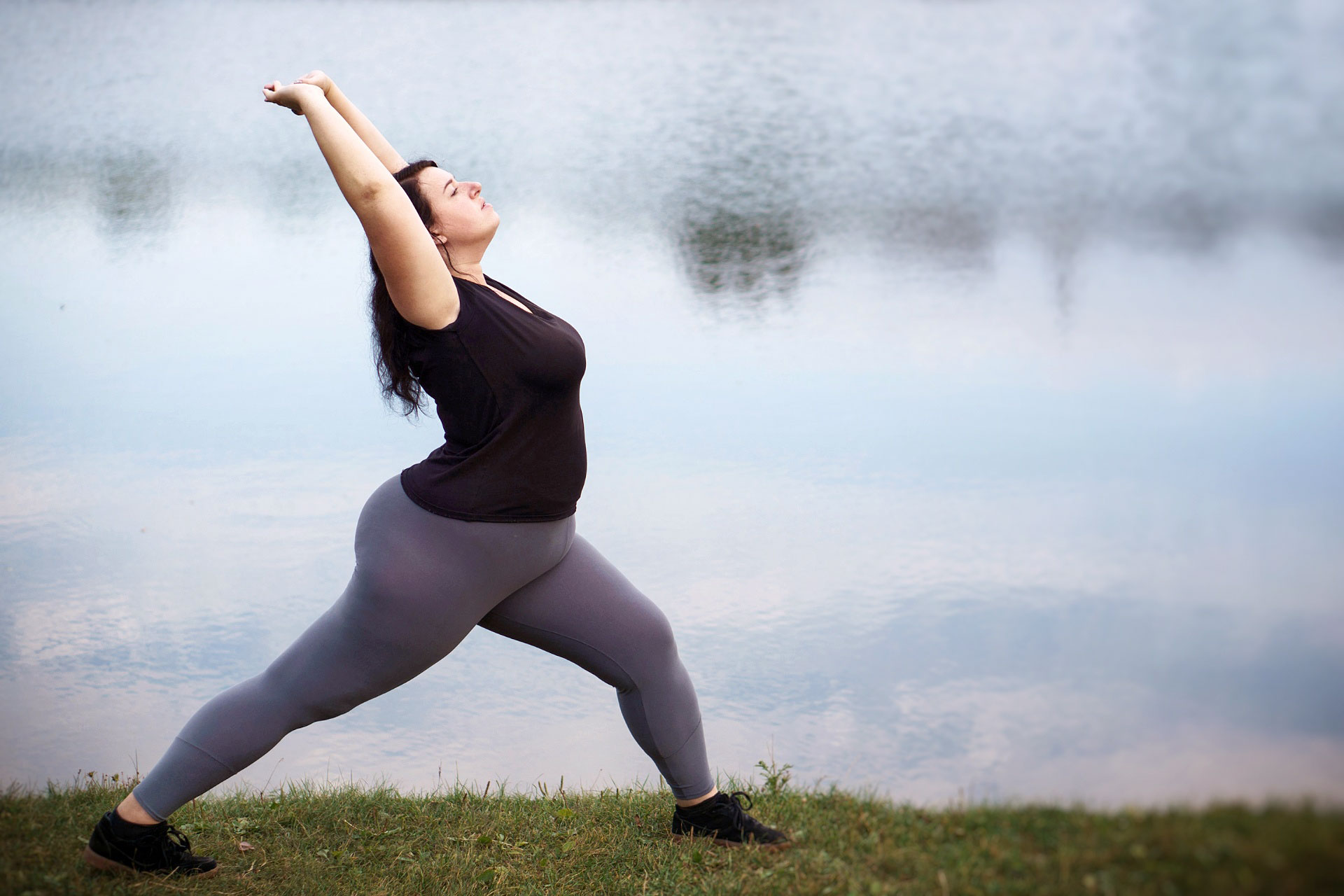 Frau mit erhöhtem Körperfettanteil beim Yoga