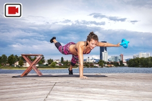 Fitnesstrainerin Bernadette Hörner demonstriert einarmigen Plank mit Aquafitnessgerät Betomic