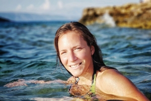 Fitness Expertin Bernadette Hörner beim schwimmen im Meer