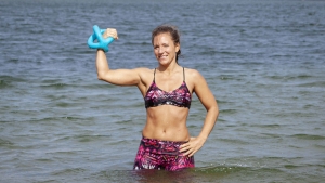 Fitnesscoach Bernadette Hörner demonstriert das Aquafitnessgerät Betomic von Beco