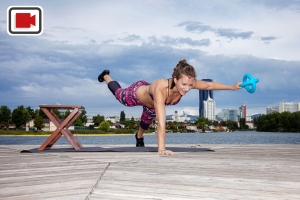 Fitnesstrainerin Bernadette Hörner demonstriert einarmigen Plank mit Aquafitnessgerät Betomic